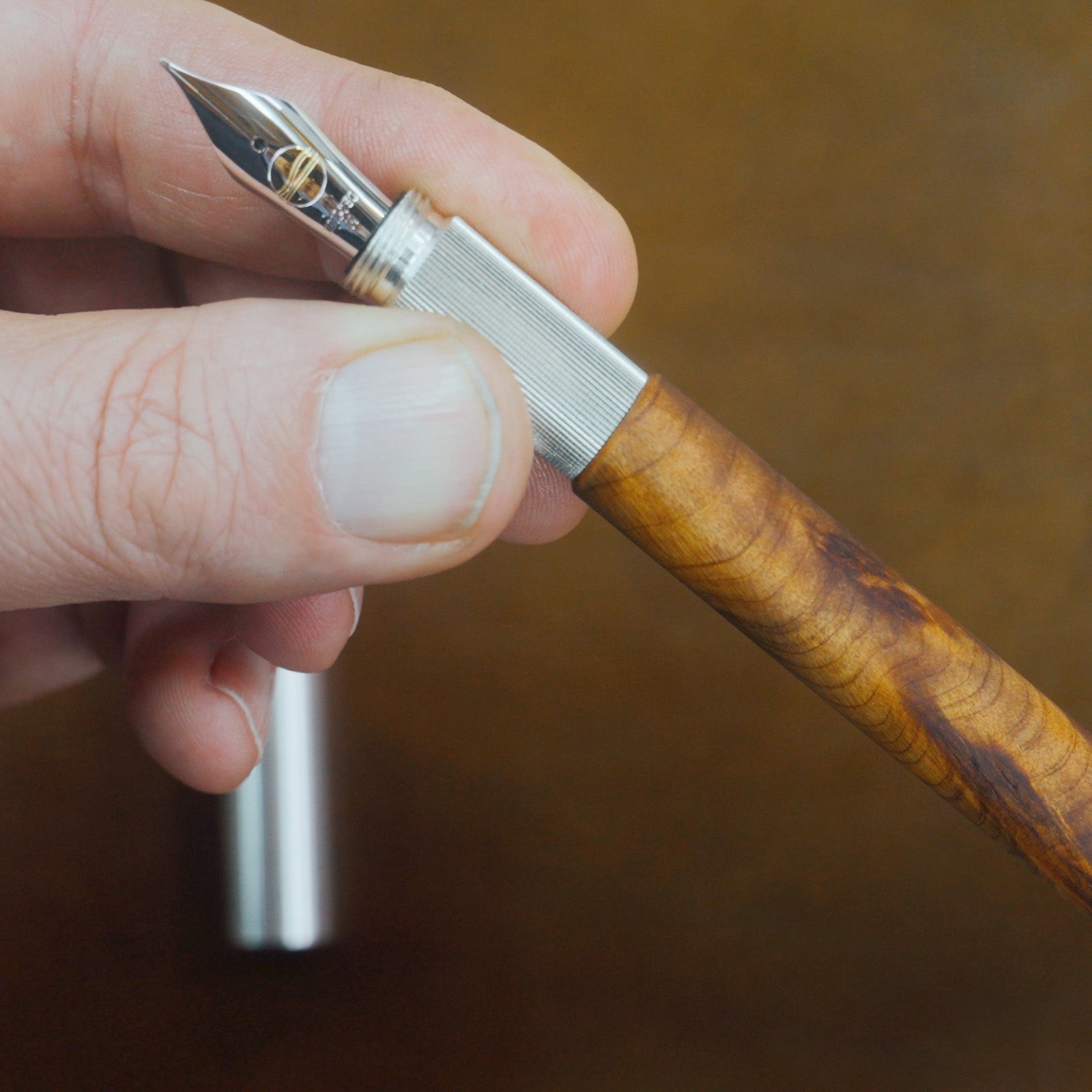 WIE BAUT MAN EINEN EDLEN FÜLLFEDERHALTER? - HANDWERKSKUNST