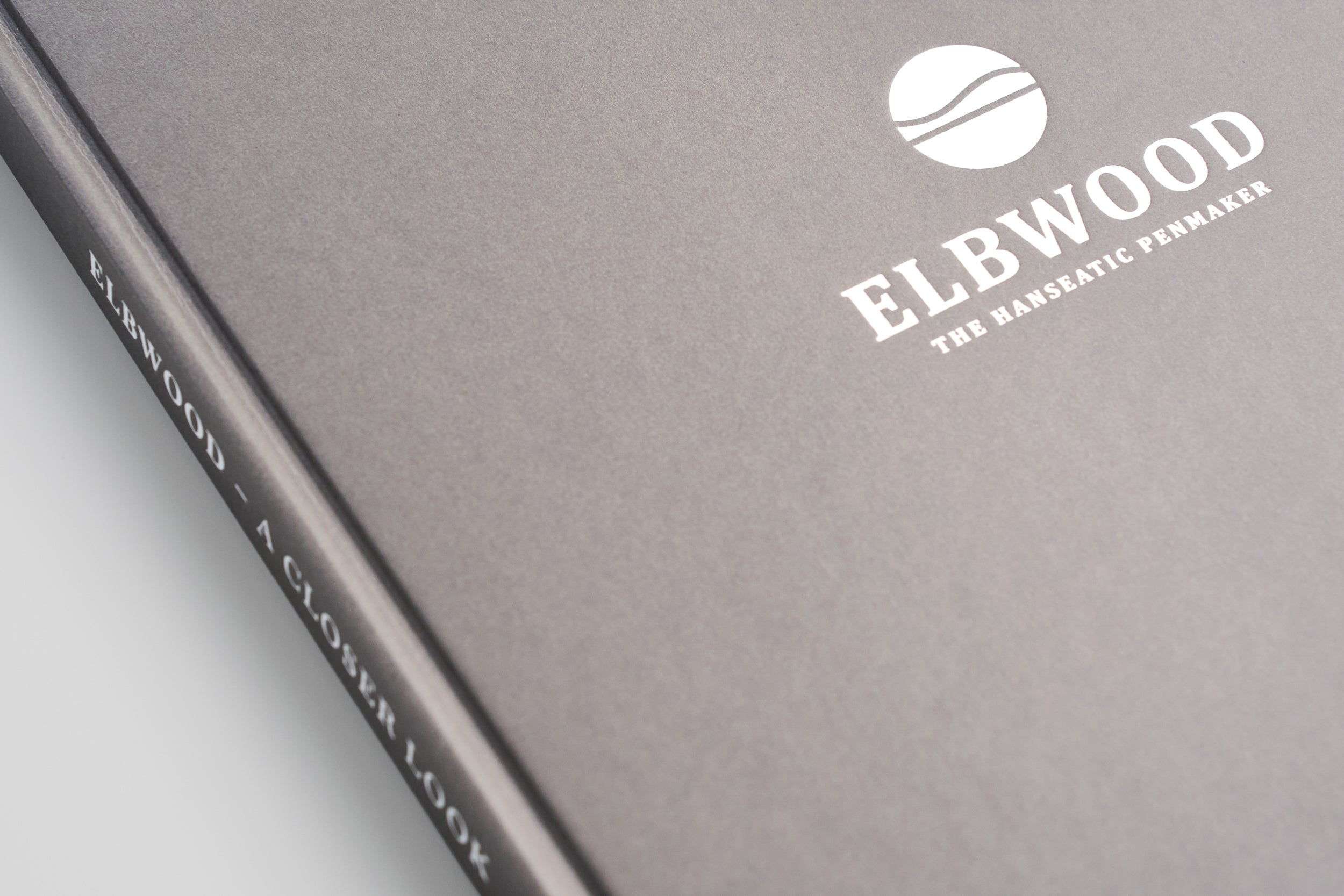 ELBWOOD - A CLOSER LOOK - Buch 2026