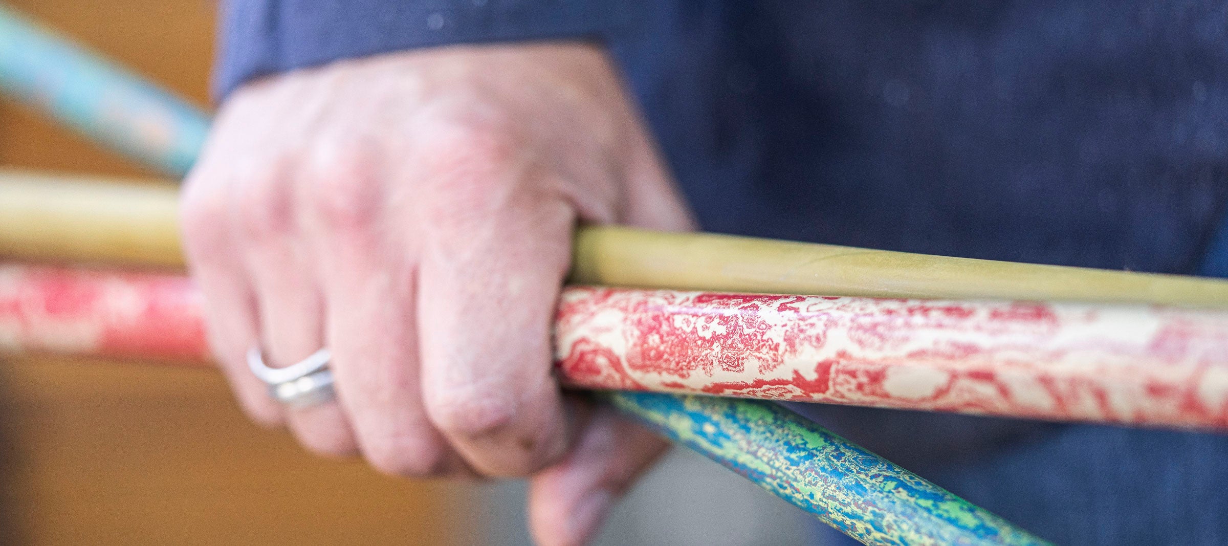 ELBWOOD - Portfolio, Hand mit Ebonitstangen, Wunschanfertigung
