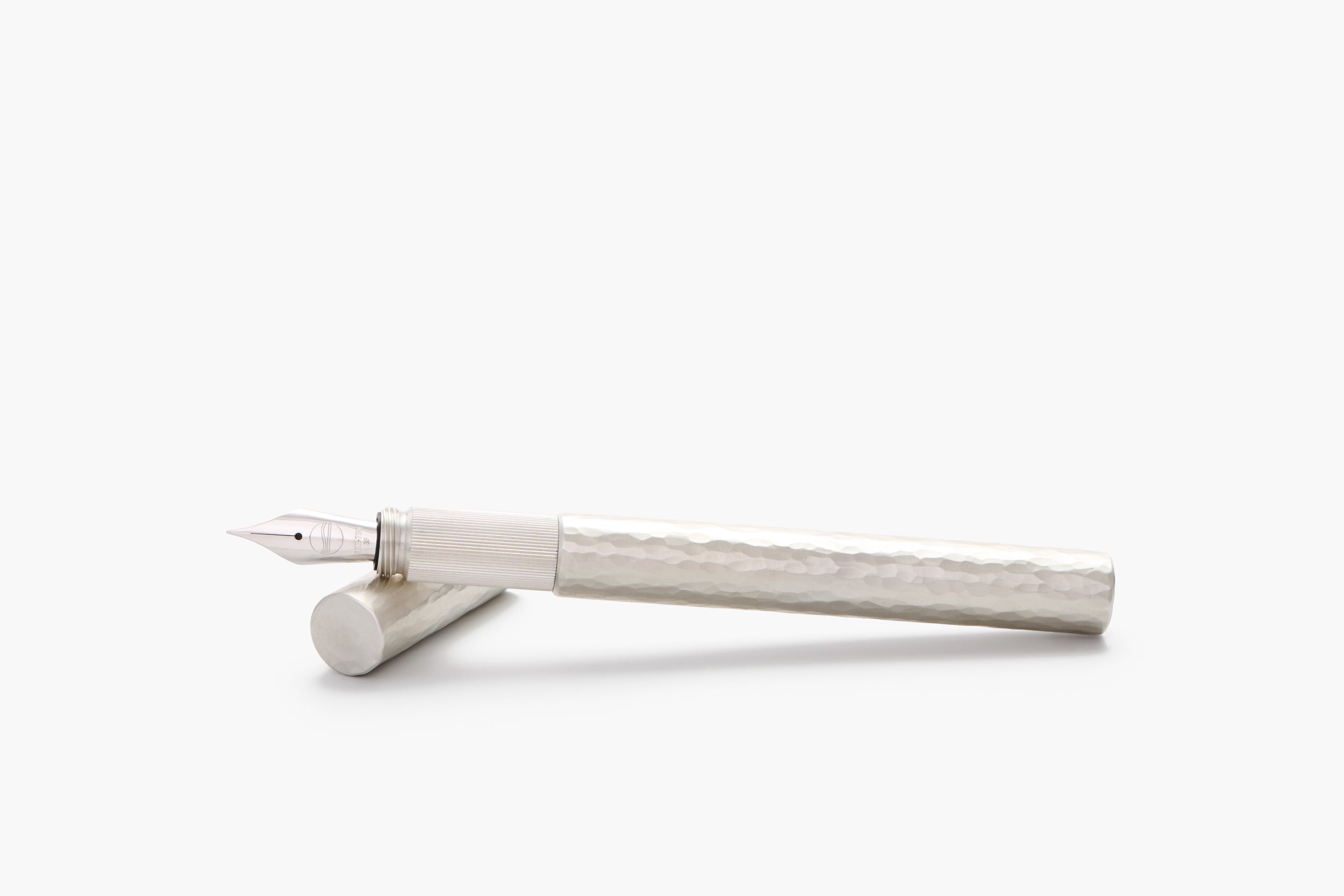 SHORTCAP, Silber "Hammerschlag", THE NINE 2026, Füllfederhalter, handgefertigt