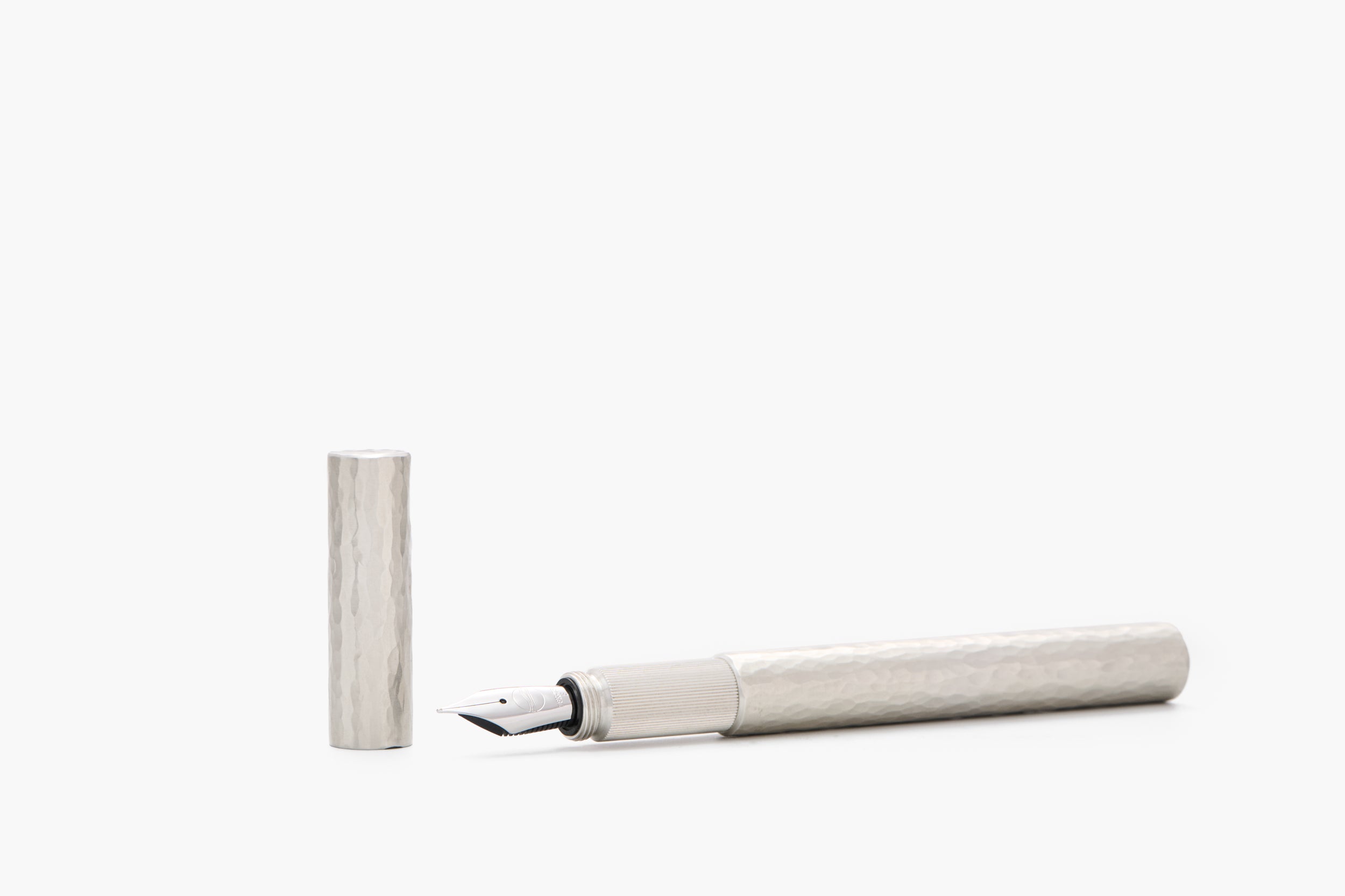 SHORTCAP, Silber "Hammerschlag", THE NINE 2026, Füllfederhalter, handgefertigt