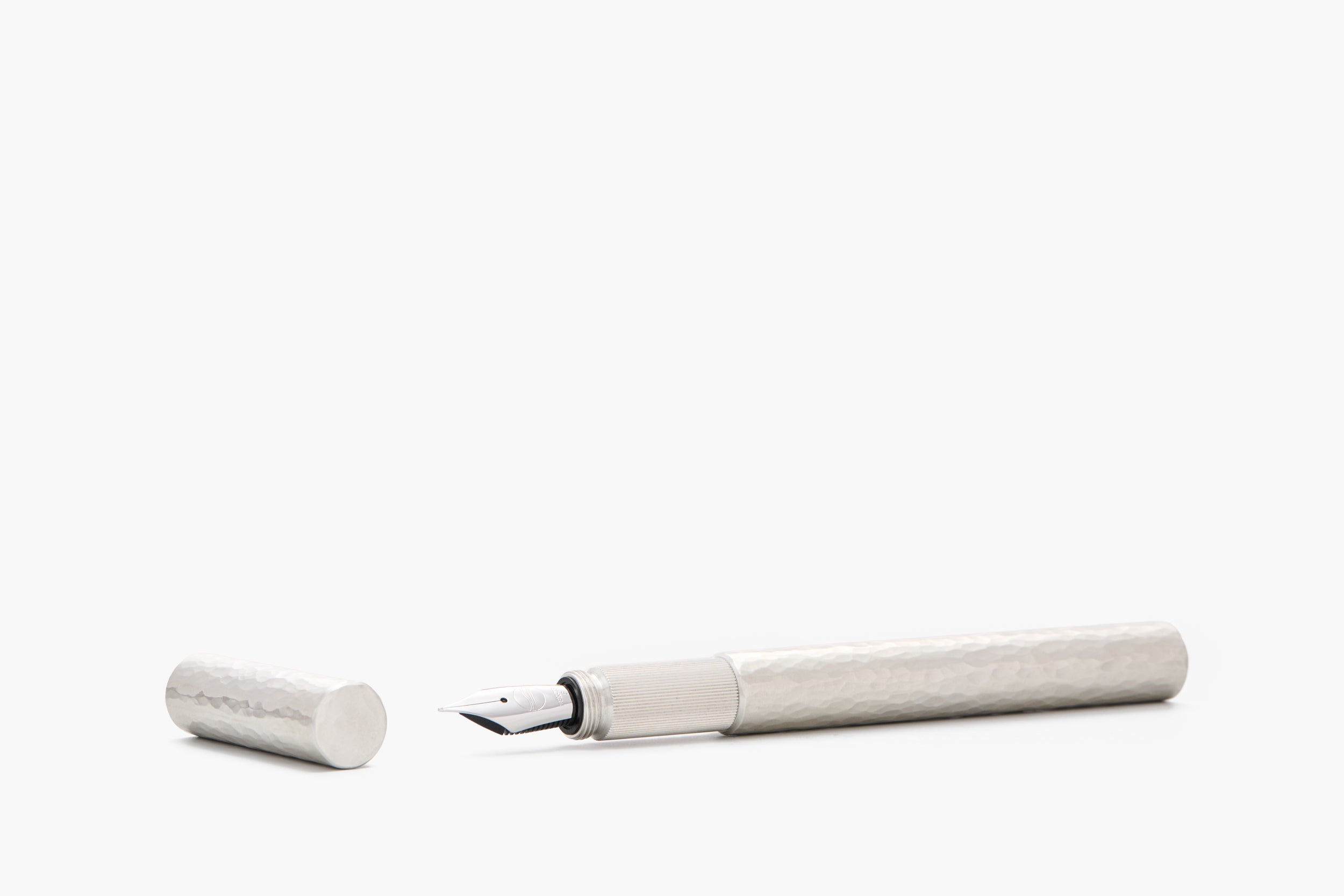 SHORTCAP, Silber "Hammerschlag", THE NINE 2026, Füllfederhalter, handgefertigt